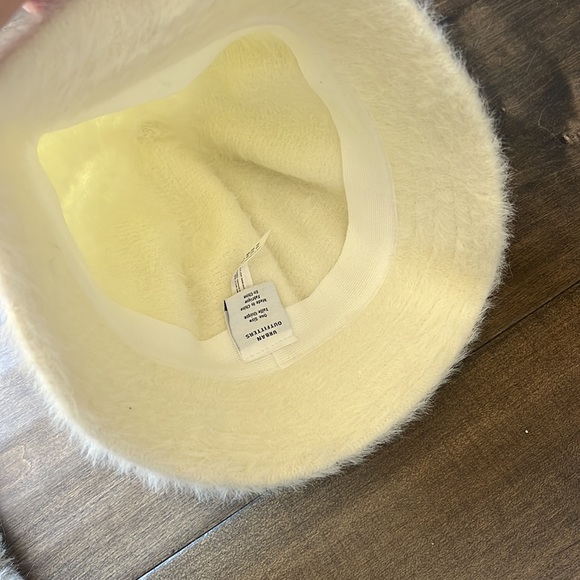 Urban Outfitters White fuzzy bucket hat - Picture 3 of 4